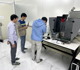 Kỹ thuật viên kiểm tra máy gia công nhựa
